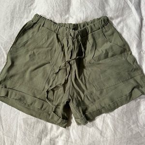Green linen shorts - size medium